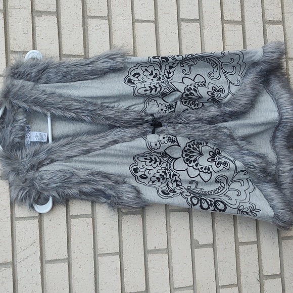 Gray Vest/Fur - Picture 3 of 10